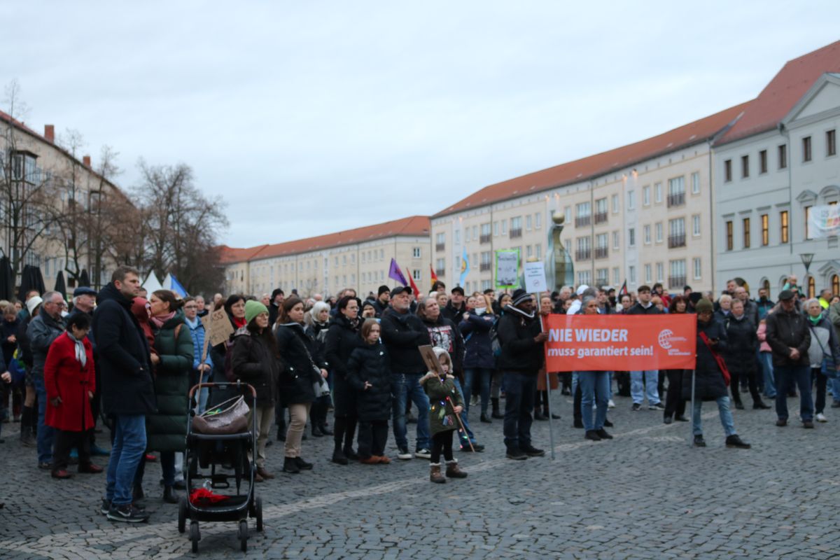 1.000 Menschen zeigen unter dem Motto „Lichter gegen Rechts“ Gesicht auf dem Dessauer Marktplatz
