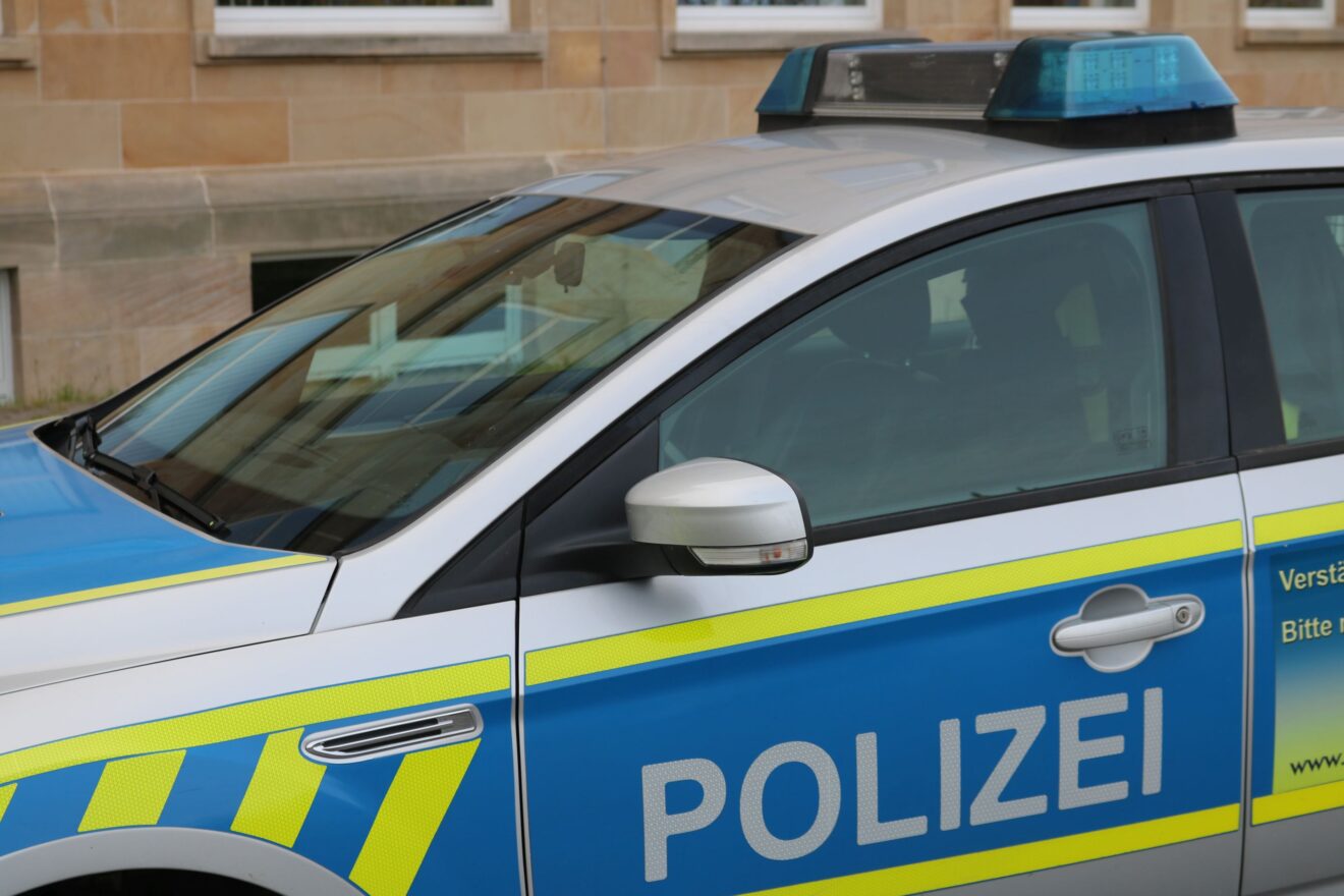 Erzieherische Maßnahmen wegen Paragraphen 86a (Verwenden von Kennzeichen verfassungswidriger Organisationen) und 130 (Volksverhetzung)