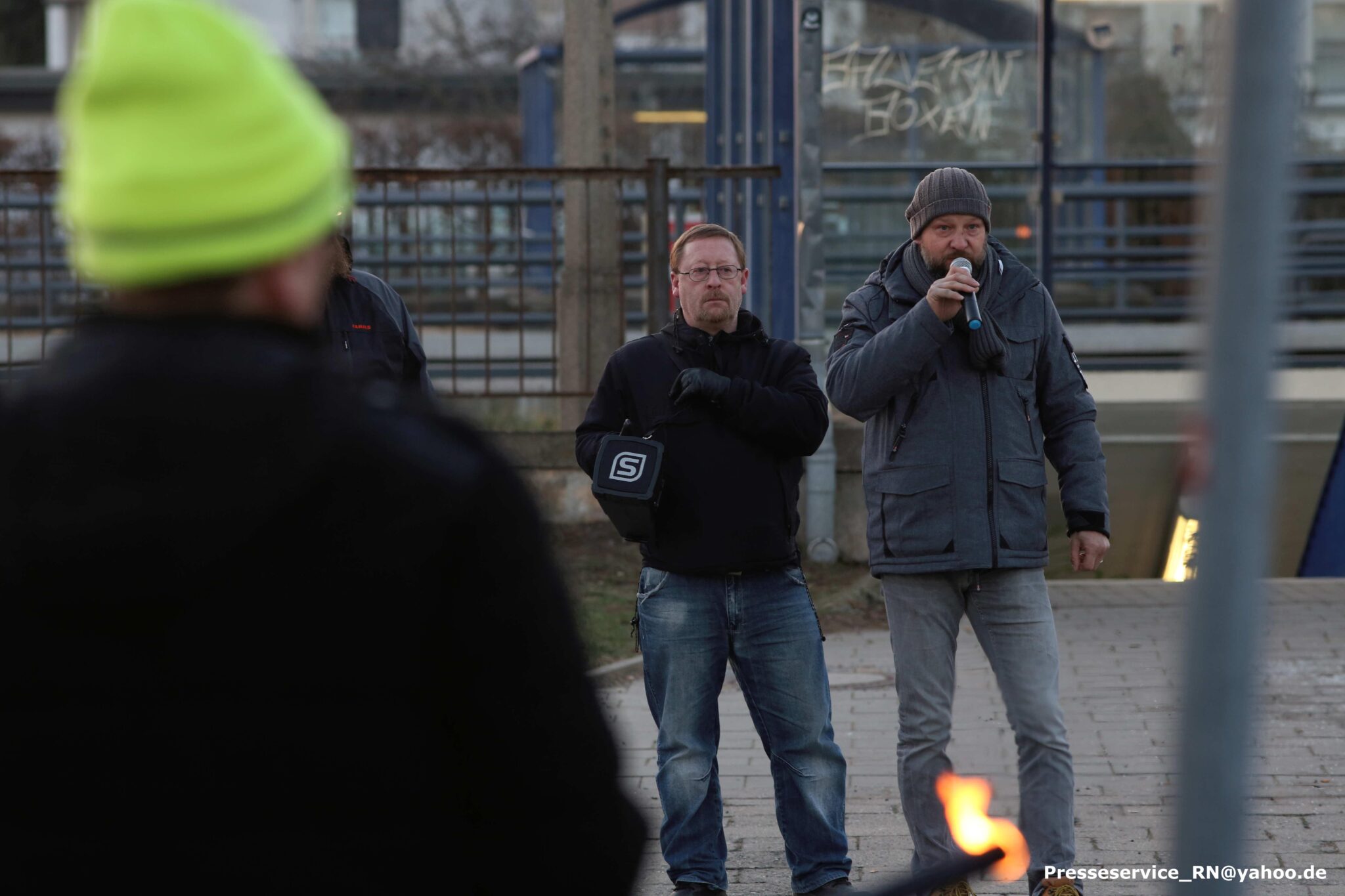 Rene Diedering spricht bei einer Nazikundgebung. 